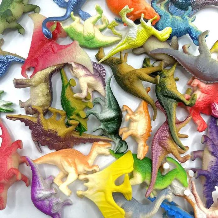 Малки динозавърчета за игра, направени от гъвката пластмаса