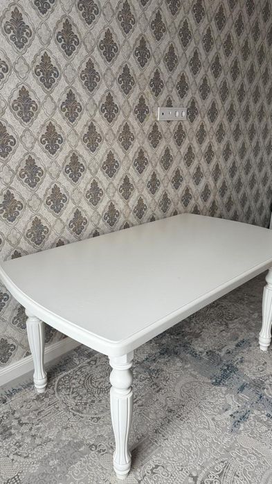 Обеденный стол .