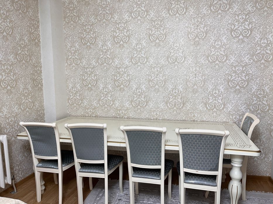 Стол без стульев