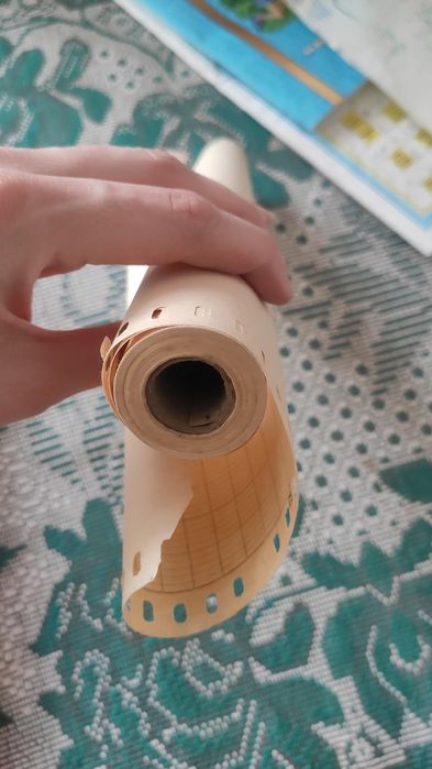 Рулоны бумаги миллиметровка и белая бумага