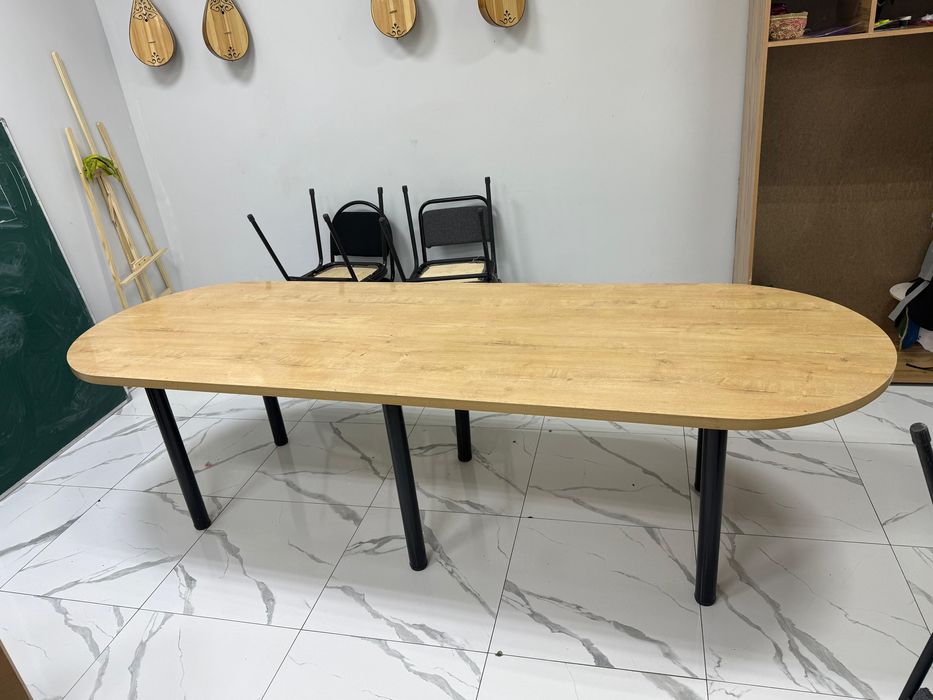 Парты, стулья, шкафы, вывеска