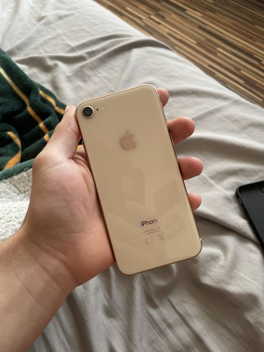 iphone 8 cu ecranul fisurat