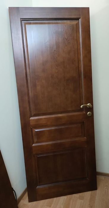 Дверь деревянная новая