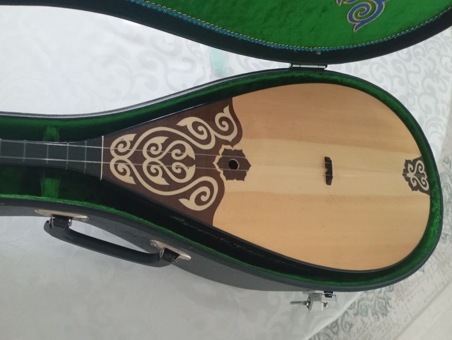 Үйеңкі домбыра qazaq instruments-тең алынған