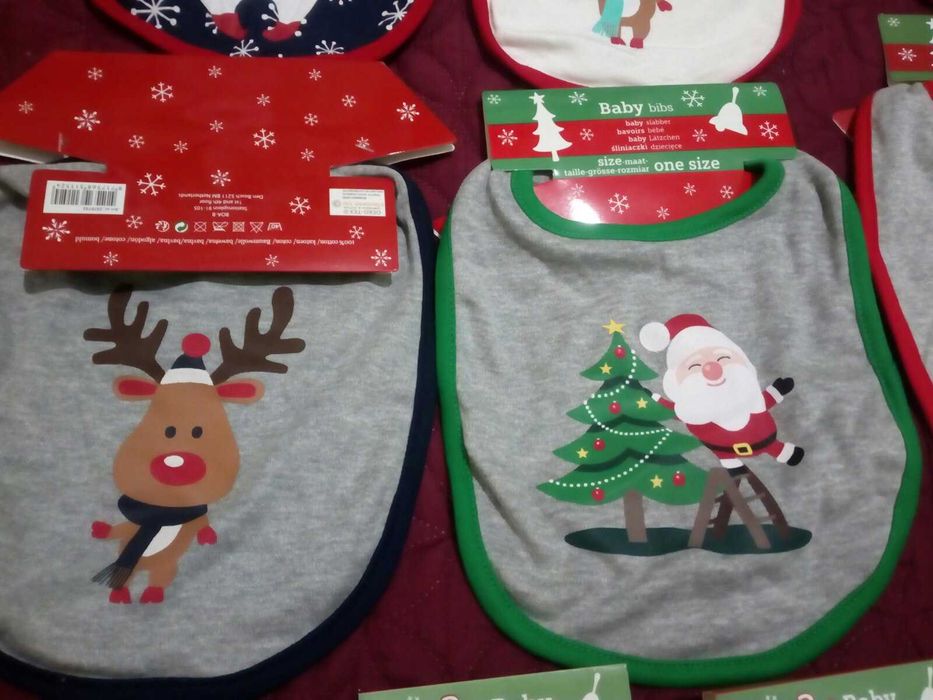 Бебешки Коледни лигавници и чорапки.