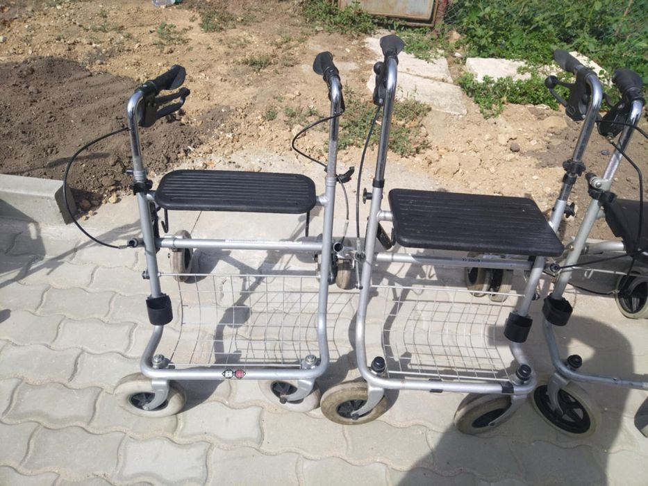 Проходилка ролатор/сгъваема/със седалка.
Здрава без забележки.
Сгъва с