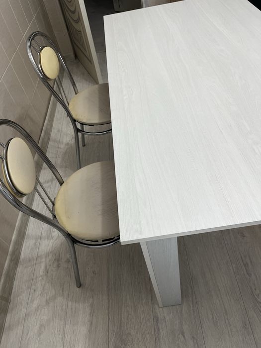 Стол со стульями для кухни