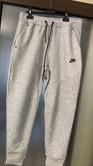 Pantaloni nike tech