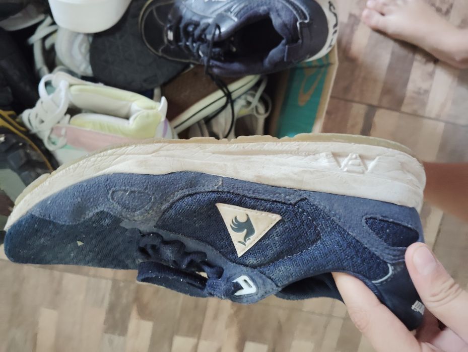 Adidași de vânzare