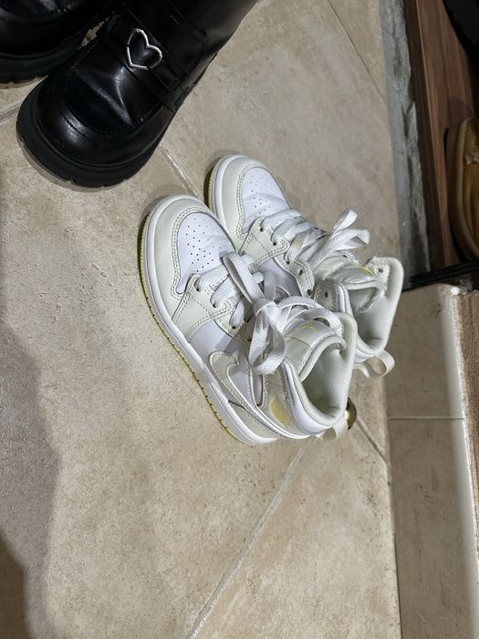 Два чифта момичешки обувки