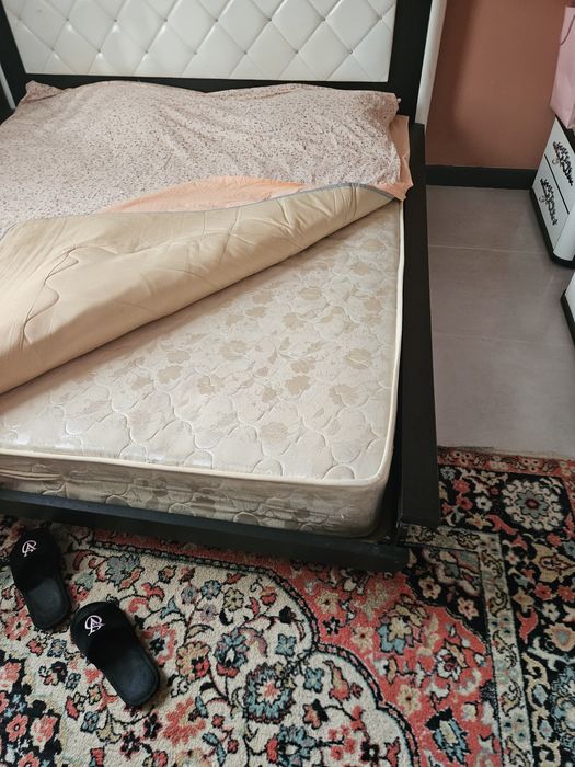 Двуспальная кровать,  с матрасом