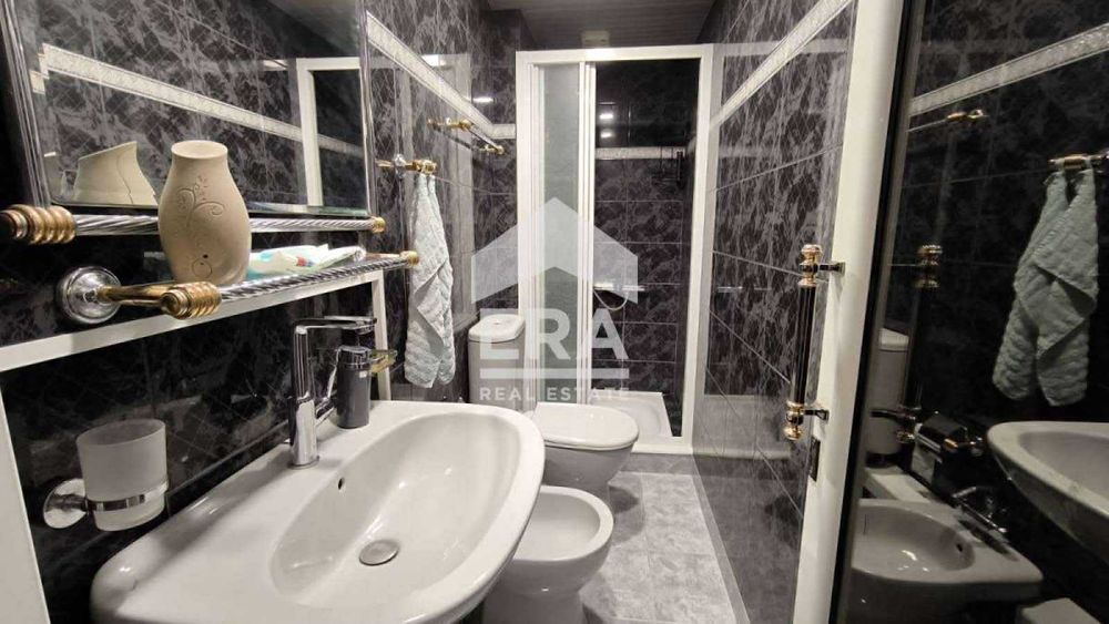 Продава се Тристаен апартамент в Хасково, Център - 103 кв.м за 1204 €/кв.м - Снимка #2