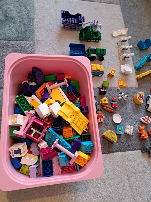 Lego duplo cu o cutie intreaga