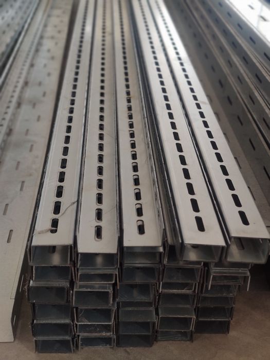 Перфорированный швеллер ШП, Траверс