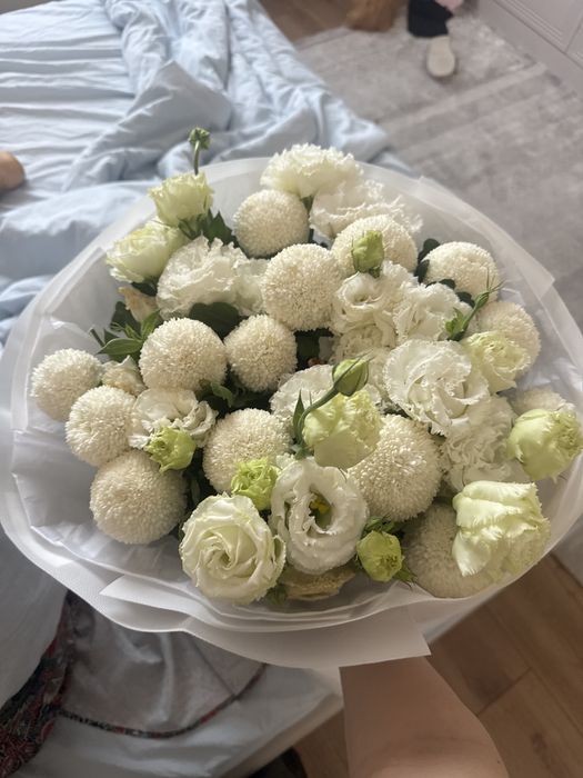 Цветы белые среднего размера