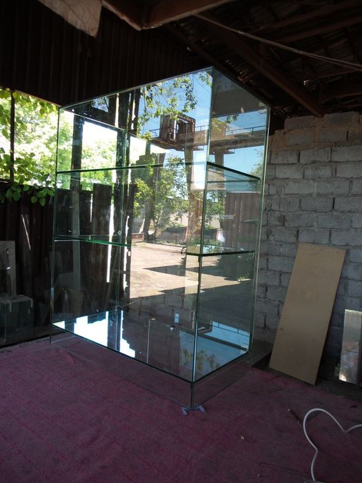 Полки из стекла, створки из стекла. Стеклянные конструкции.