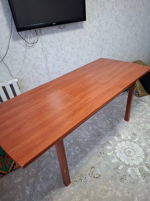 Продам стол для гостиной