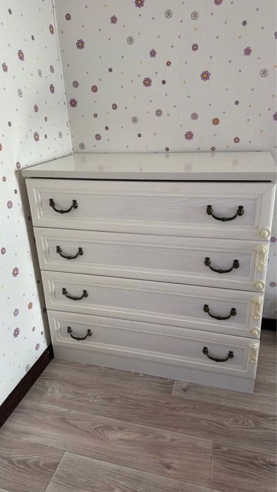 Продам комод белый с 4 полками качество хорошое