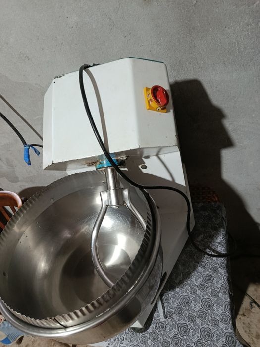 Тесто мешалка.Xamir qoradigan apparat.