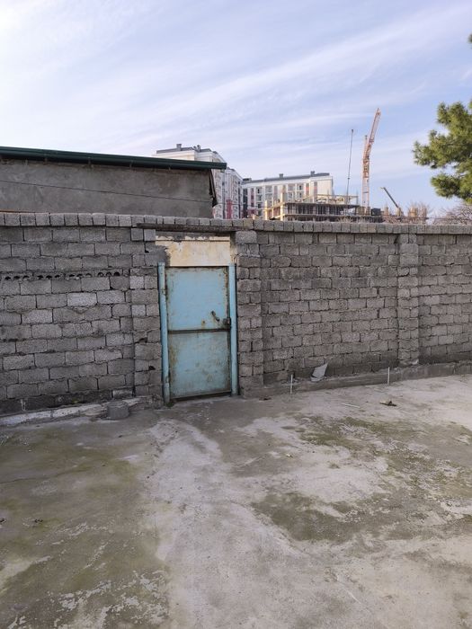 Дом 3 комнаты. Участок земли угловой вдоль дороги. Махалля ТАШКЕНТ