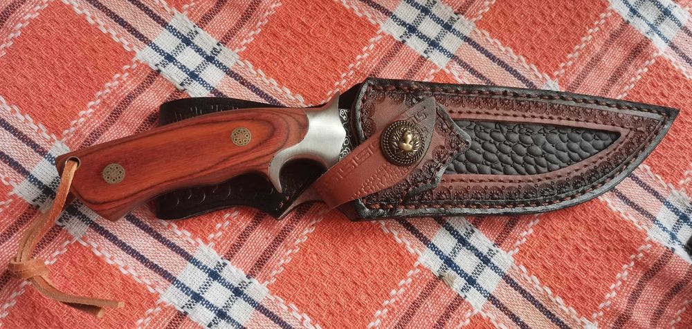 Ловен нож дамаска стомана сърцевина VG10 кожена кания