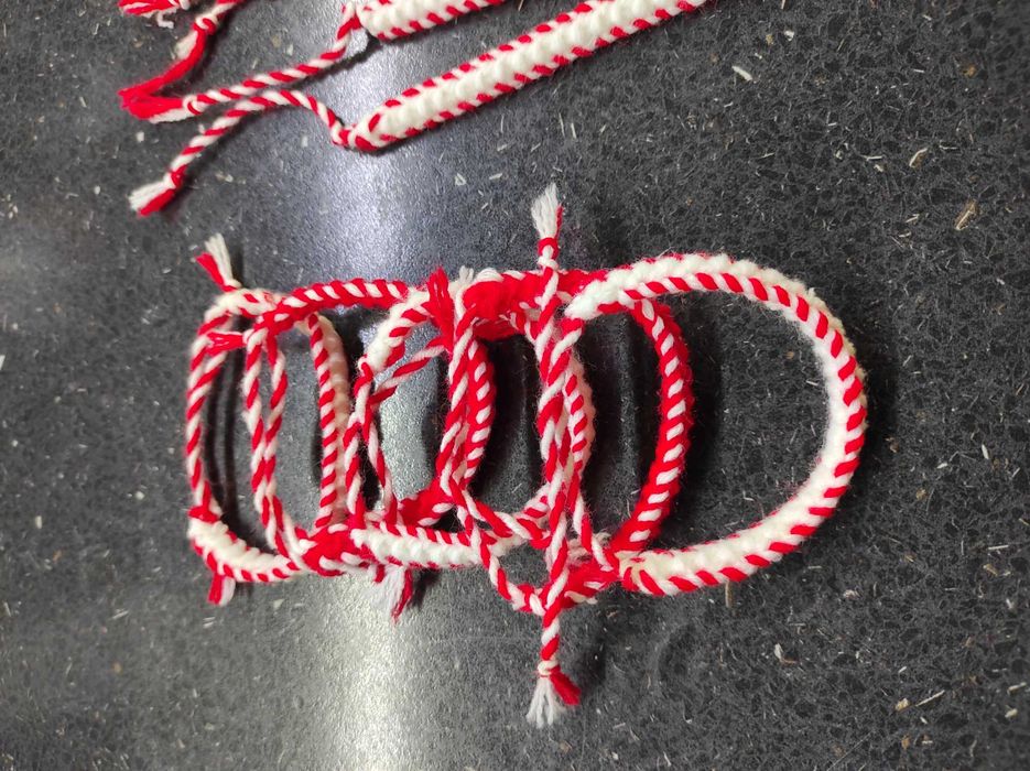 Мартеници ръчно плетени