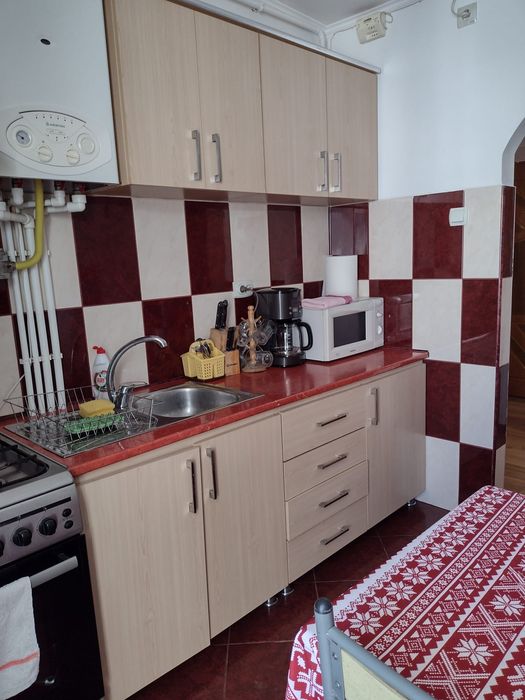 Închiriez apartament cu 3 camere.