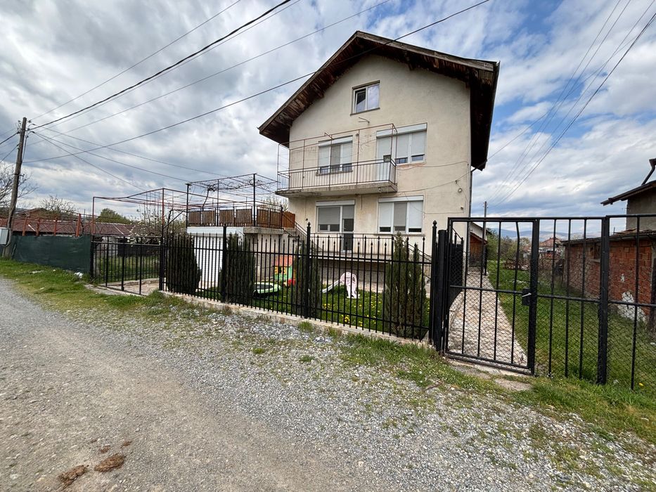 Самостоятелна къща с двор и гараж в Кюстендил