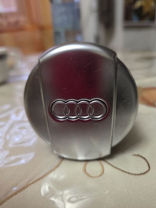 Scrumiera  masina Bentley si Audi noi!