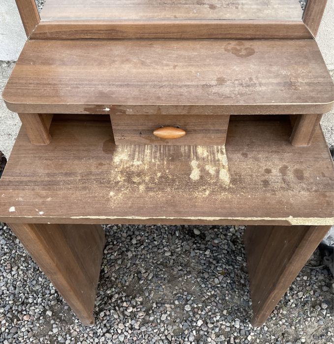 Трюмо с целым зеркалом.