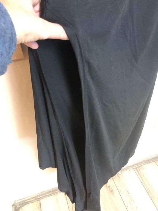 Черна дълга рокля с голо рано