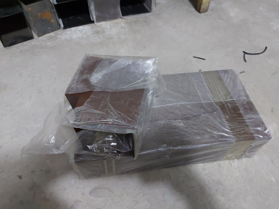 Продаётся металлические труба и отвод для вытяжки  и есть короб для вы