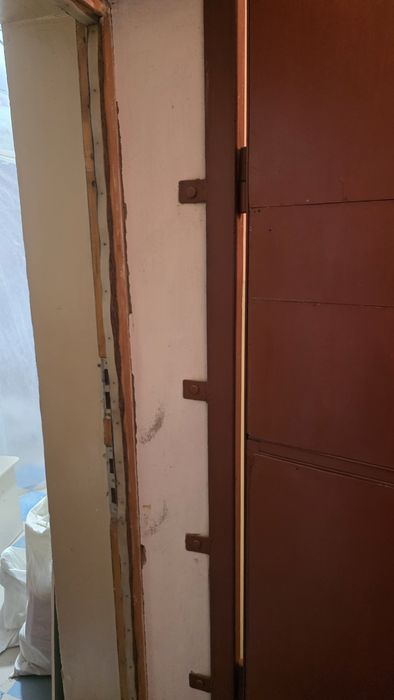 Продам металлическую дверь