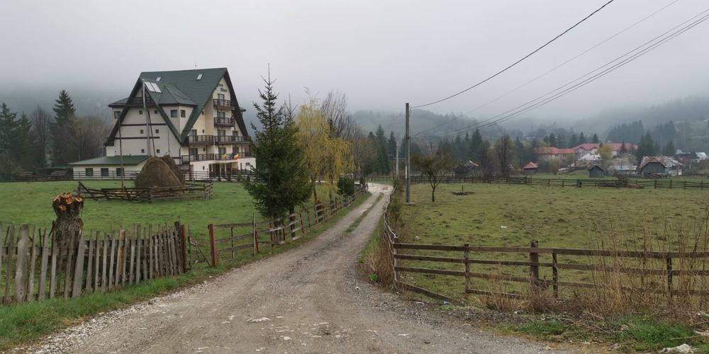 Teren intravilan 2.000 MP – PODU DÂMBOVIȚEI, ARGEȘ / UTILITĂȚI / PANORAMĂ Montană / Culoarul Rucar-Bran