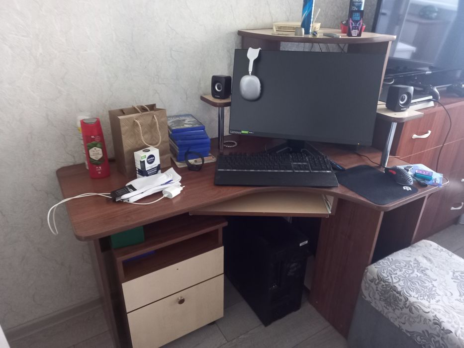 Продам стол компьютерный