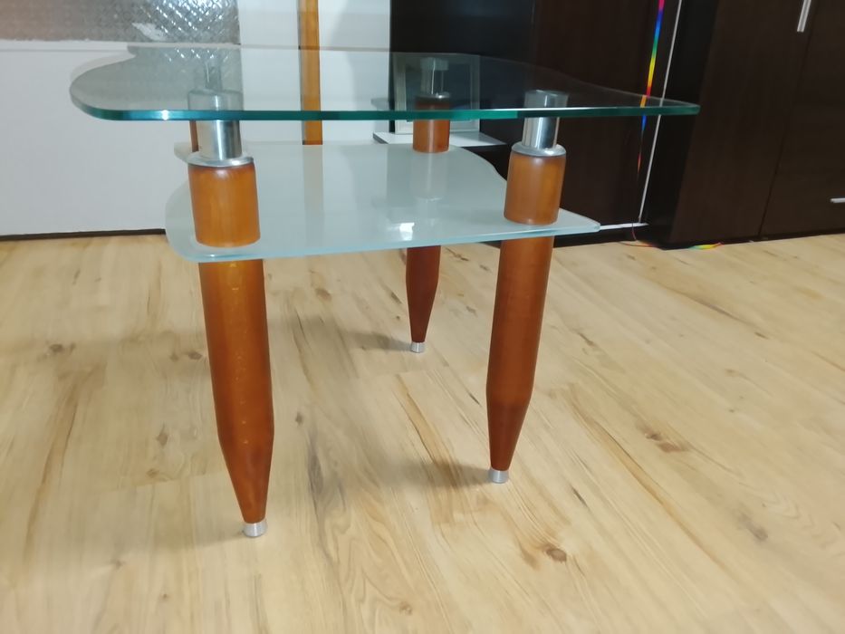 Малка стъклена маса