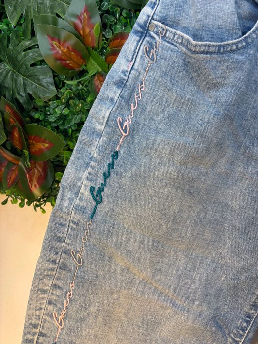 Дънки Guess с надпис