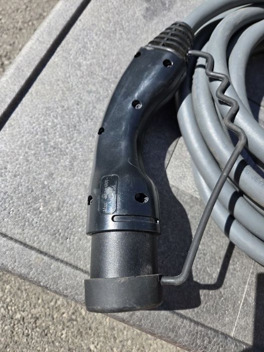 Кабел за зареждане на електрически автомобил