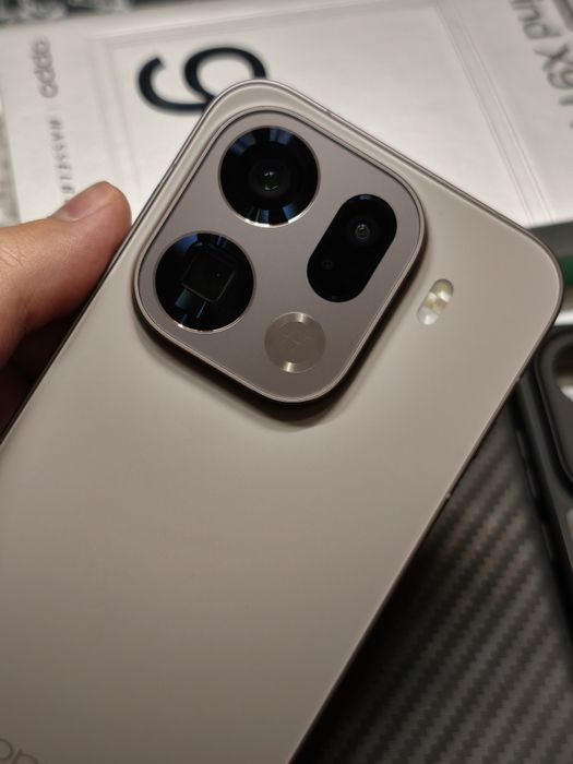 OPPO Find X9 Pro 16/512GB – 3 г. гаранция Yettel + 3 калъфа