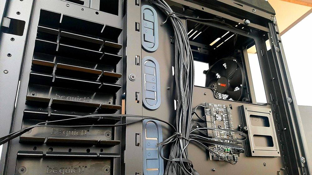 Carcasa BE QUIET Dark Base SI Memorii DDR 5 KINGSTON FURY 32gb