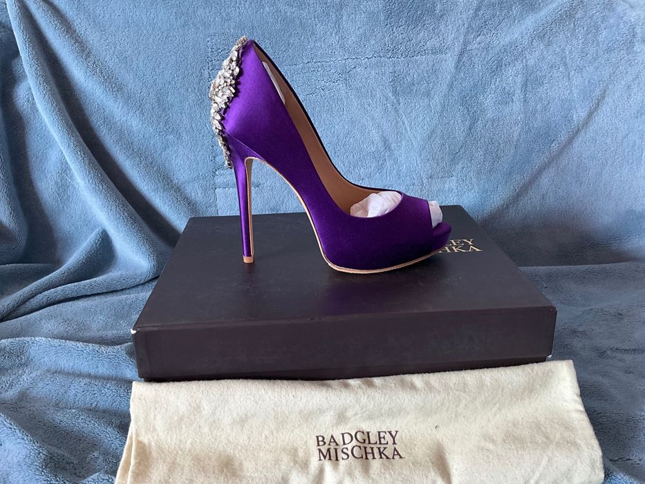Нови изящни обувки  Badgley Mischka Kiara Purple Satin size 37