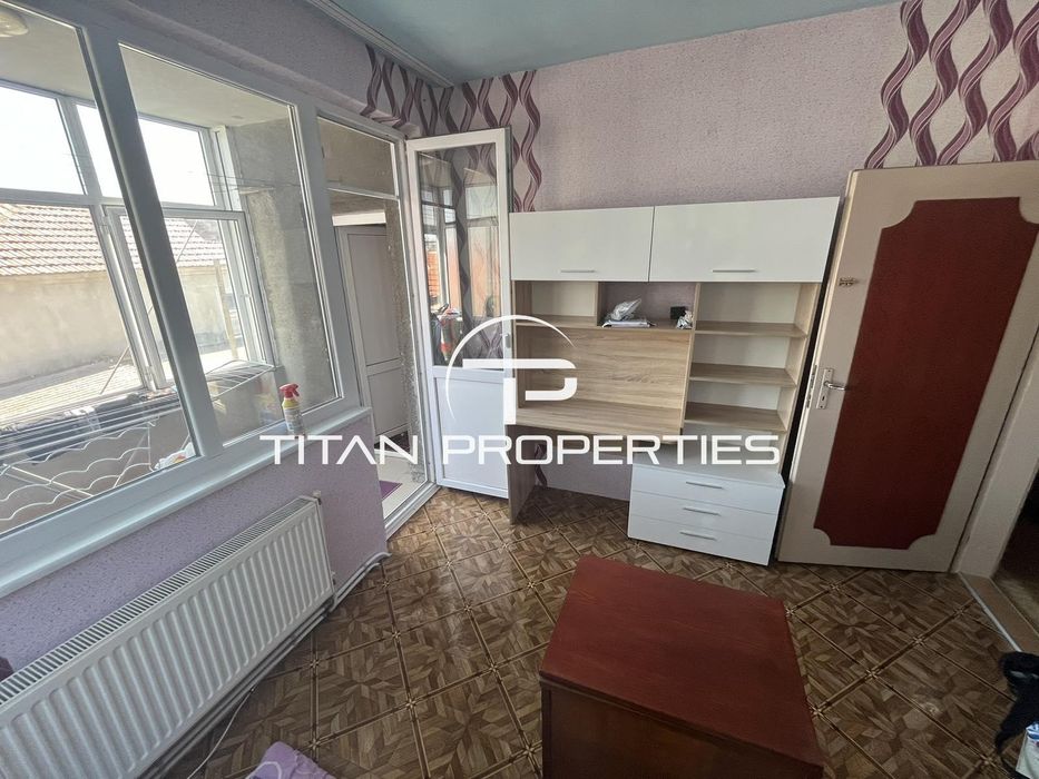 Къща с двор и АКТ 16 в гр. Айтос