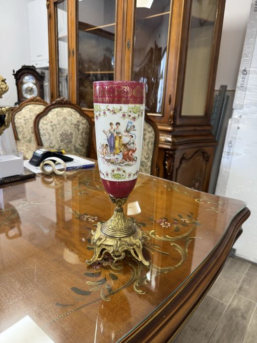 Vază decorativă din porțelan cu suport din bronz