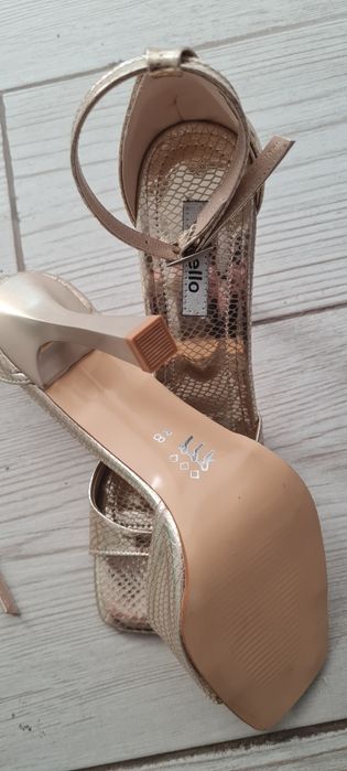 Sandale de ocazie, numărul 38. Potrivite pentru un picior subțire.