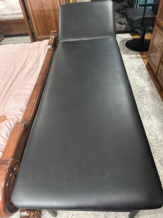 Stol sotiladi salon uchun