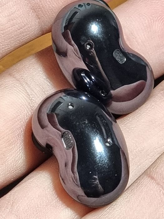 Samsung Galaxy watch 4 (2ta), Airpods 3, Galaxy Buds Live like new