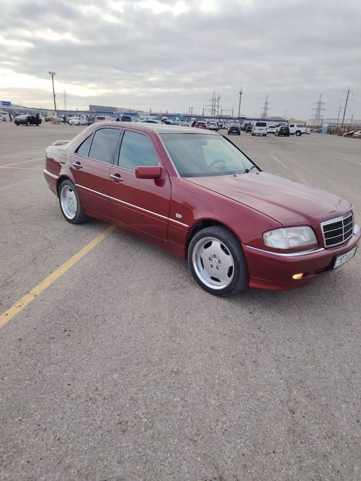 Автомобиль мерседес