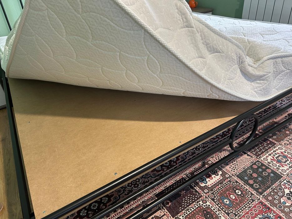 Продам кровать с матрасом