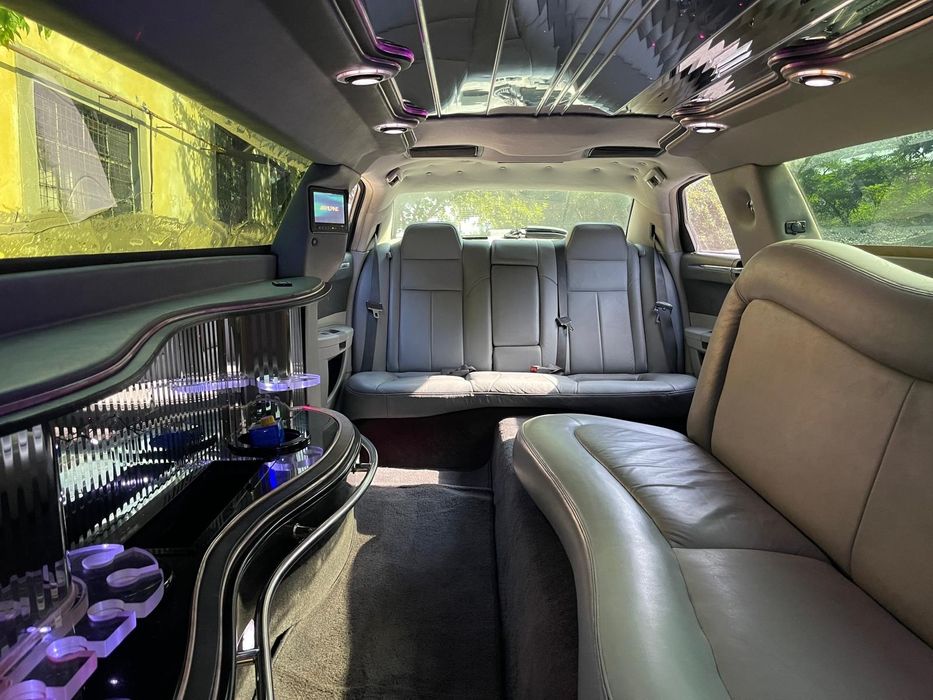 Limuzina de inchiriat /inchiriez limuzina Americana Chrysler 8 locuri