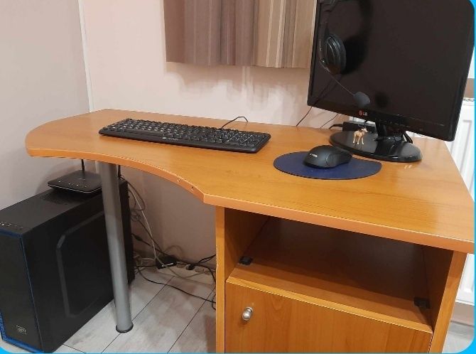 Продавам ученическо бюро